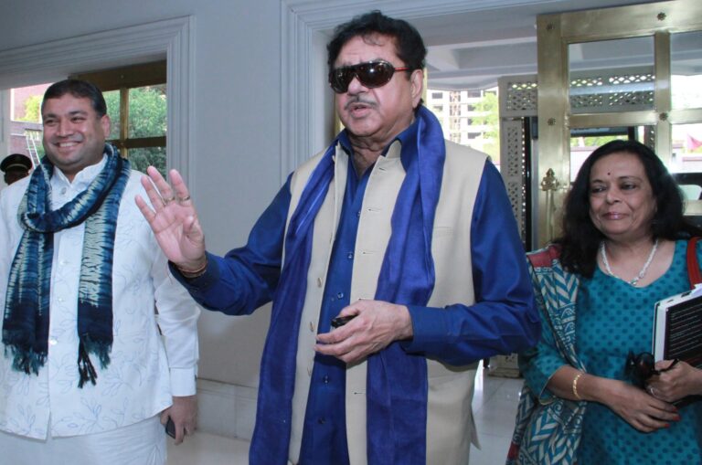 Sundeep Bhutoria with actor Shatrughan Sinha and author Bharati S Pradhan at a session of Write Circle at the ITC Rajputana Jaipur