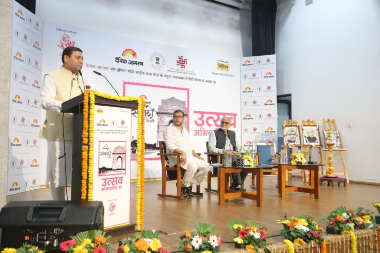 Sundeep Bhutoria speaking at the Jagran Samvadi on Hindi Diwas at IGNCA Delhi (on stage: Anant Vijay and Sachchidanand Joshi