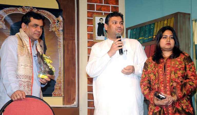 Sundeep Bhutoria with actor Paresh Rawal at his play Kishan vs Kanhaiya held at the Vidyamandir auditorium in Kolkata