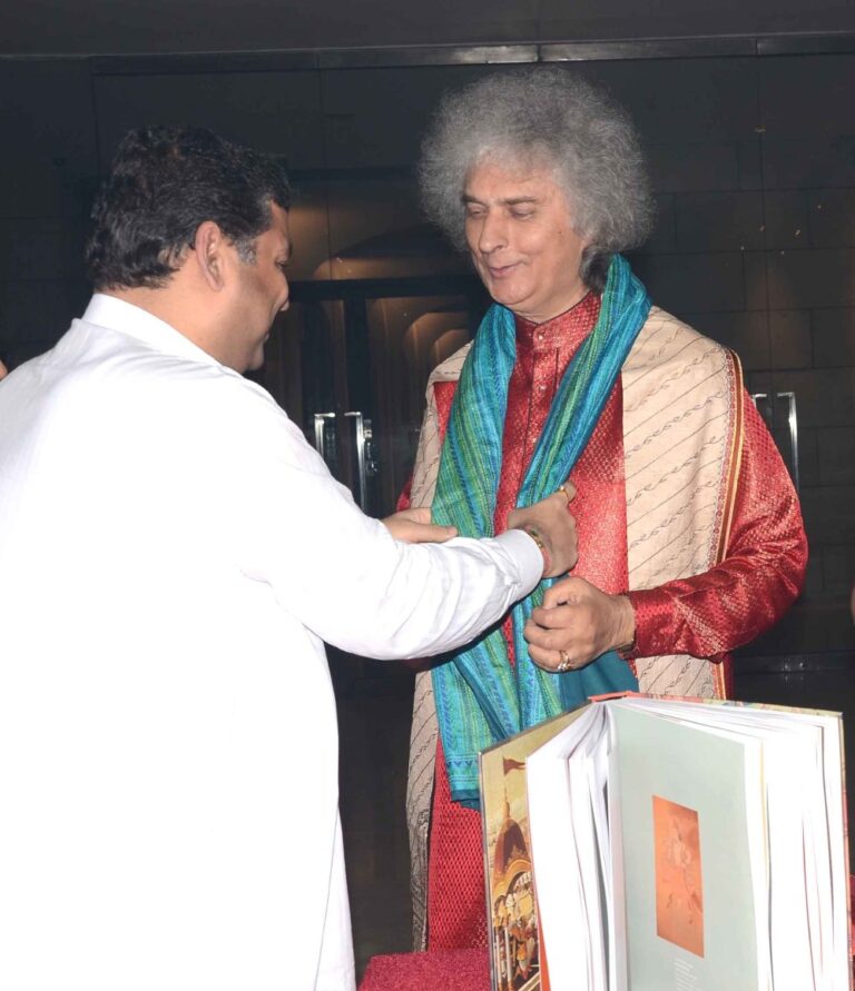 Sundeep Bhutoria felicitating santoor maestro Pt Shiv Kumar Sharma at the Art of Bengal book launch at ITC Sonar Art Gallery in Kolkata