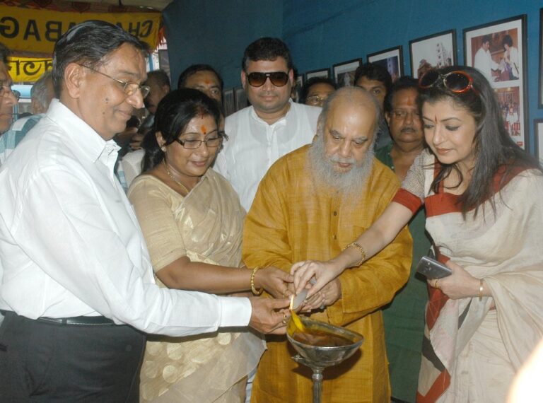 Sundeep Bhutoria with P R Agarwal, Smita Bakshi, Suvaprasanna and Debasree Roy