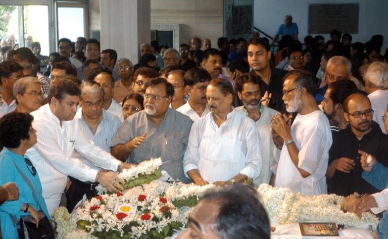 Sundeep Bhutoria paying final tributes at the funeral of Sunil Gangopadhyay