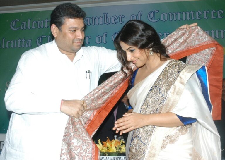 Sundeep Bhutoria felicitating Vidya Balan with Prabha Khaitan Puraskar