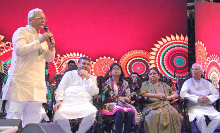 Sundeep Bhutoria at the Taaza TV Dandiya festival with Governor Keshari Nath Tripathi and family in Kolkata