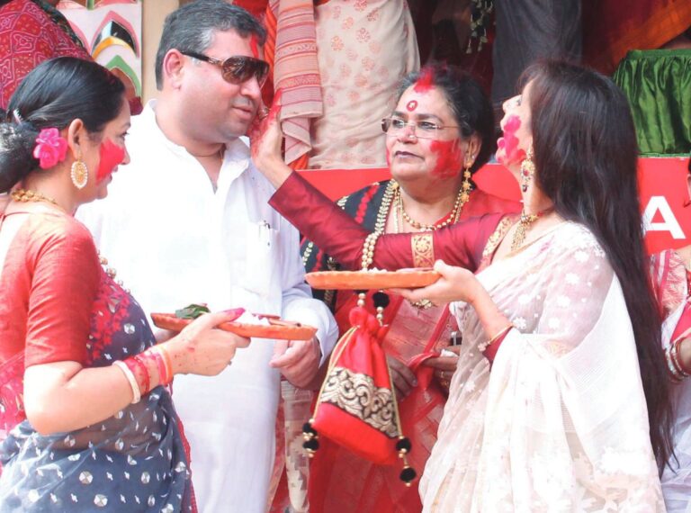 Sundeep Bhutoria with Usha Utthup, June Maliah and Chaiti Ghoshal at the Chaltabagan Sindurkhela in Kolkata