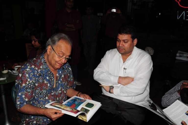 Sundeep Bhutoria with popular actor and an artist, Soumitra Chatterjee, at the ICCR Kolkata where his exhibition The Forms Within was hosted