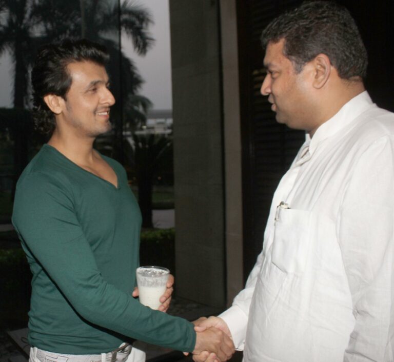 Sundeep Bhutoria with singer Sonu Nigam at a session of Tete-a-Tea in Kolkata