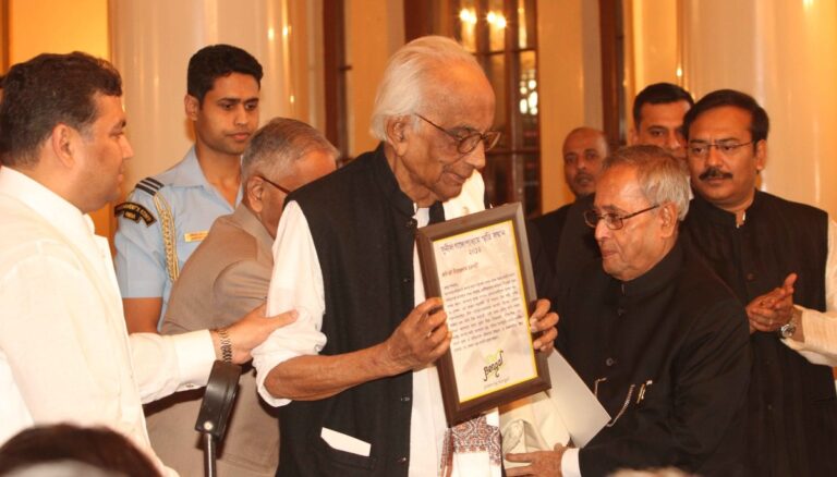 Sundeep Bhutoria with Nirendranath Chakravarti and President Pranab Mukherjee at Raj Bhavan, Kolkata, for Sunil Gangopadhyay Memorial Award