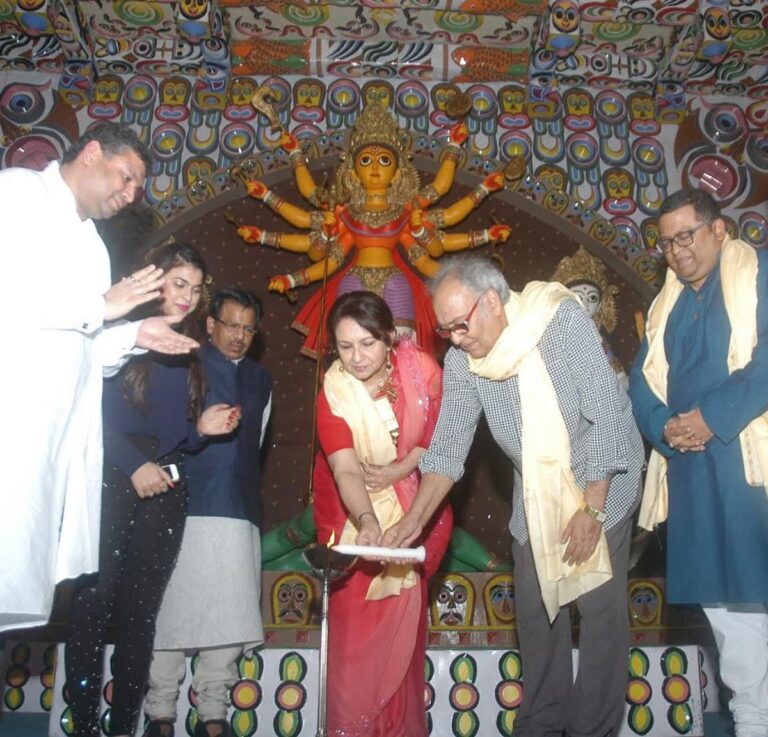 Sundeep Bhutoria with Shrreya Pande, Ghanshyam Sarda, Sharmila Tagore, Soumitra Chatterjee and Toni at the Chaltabagan Durga Puja