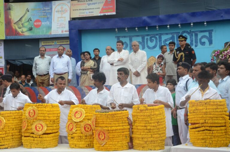 Sundeep Bhutoria with Governor M K Narayanan and other dignitaries at the Dhak Mahotsav of Manicktalla Chaltabagan Durga Puja in Kolkata