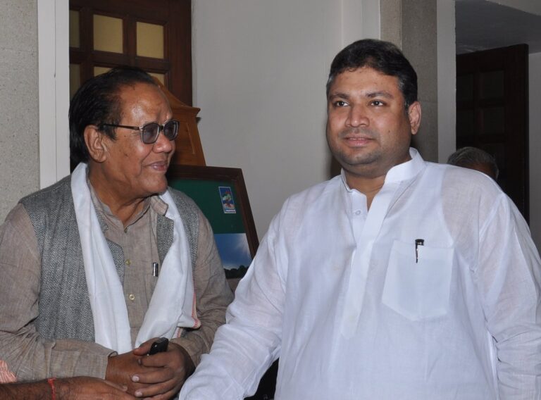 Sundeep Bhutoria with Ikram Rajasthani at a program Jaipur Tab aur Ab organized by Rajasthan Forum and Jaipur Virasat Foundation in the pink city