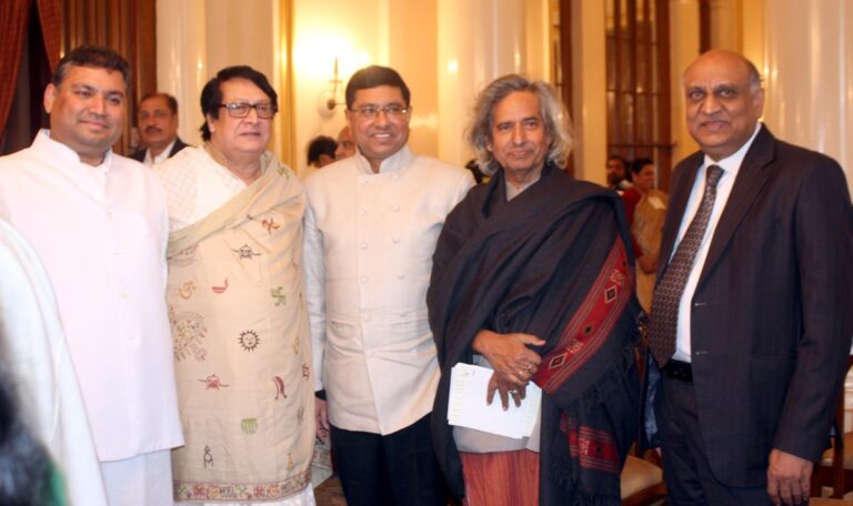 Sandeep bhutoria with Ranjit Mallick , Sanjay Bhudhia, Jogen Chowdhury and H M Bangur at the 2014 Sunil Gangopadhyay Memorial Award in Kolkata