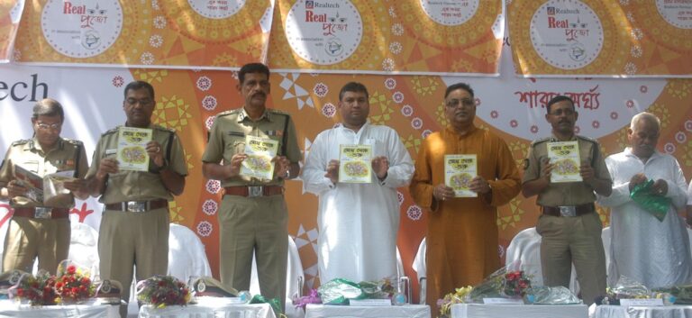 Sundeep Bhutoria with the Kolkata Police Commissioner, Surajit Kar Partkayastha, Arindam Sil and others at the inauguration of Puja Parikram for senior citizens by Pronam