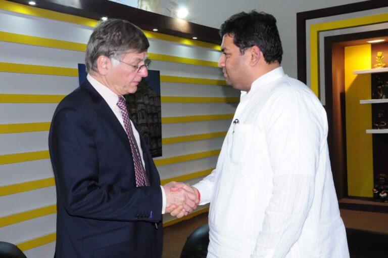 Sundeep Bhutoria with Sir Goolam Kaderbhoy Noon aka Curry King at the Pravasi Bhartiya Diwas in Jaipur