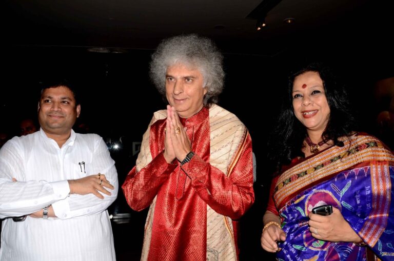 Sundeep Bhutoria with santoor maestro Pt Shiv Kumar Sharma and Ina Puri at the Art of Bengal book release at the ITC Sonar Art Gallery, Kolkata