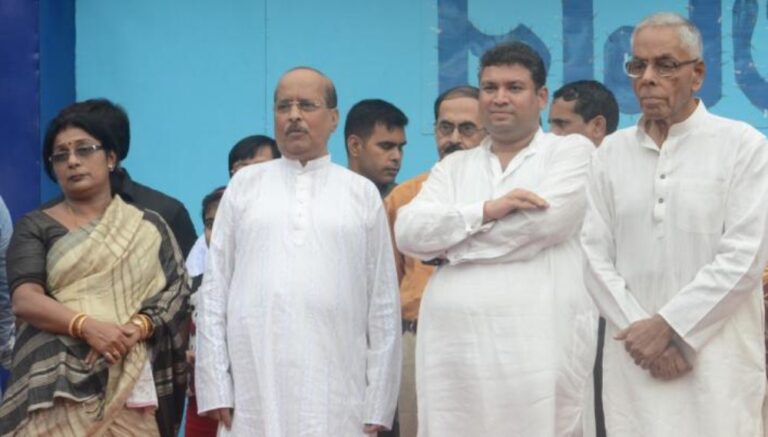 Sundeep Bhutoria with Governor M K Narayanan, Smita Bakshi and Sadhan Pandey and others at the Dhak Mahotsav of Chaltabagan Durga Puja in Kolkata