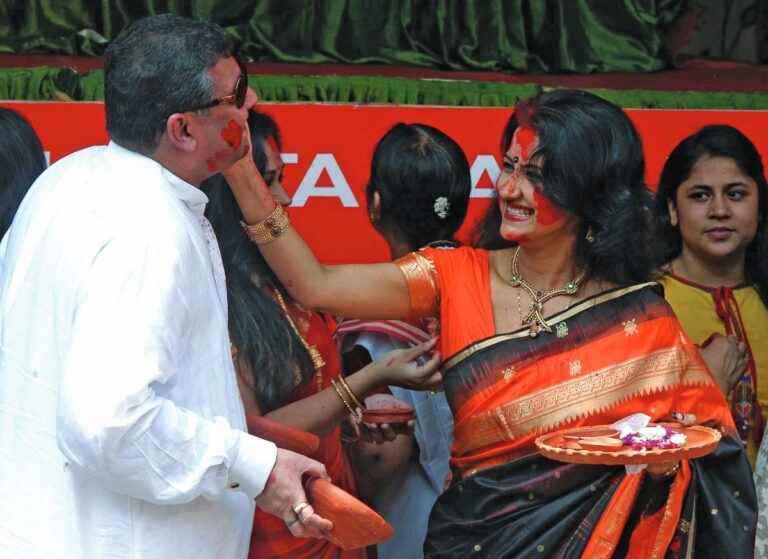 Sundeep Bhutoria with Rachna Banerjee at the Chaltabagan Sindurkhela in Kolkata