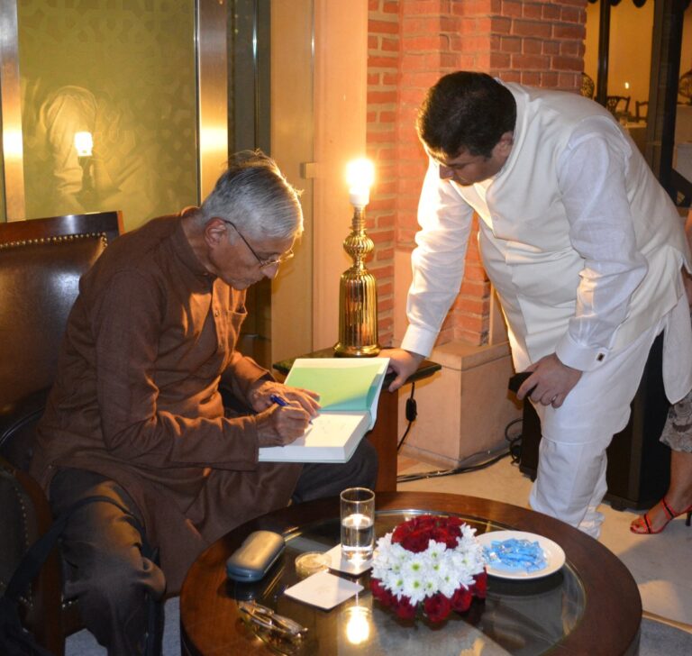 Sundeep Bhutoria with guest personality Raj Mohan Gandhi at a session of The Write Circle held at ITC Rajputana, Jaipur