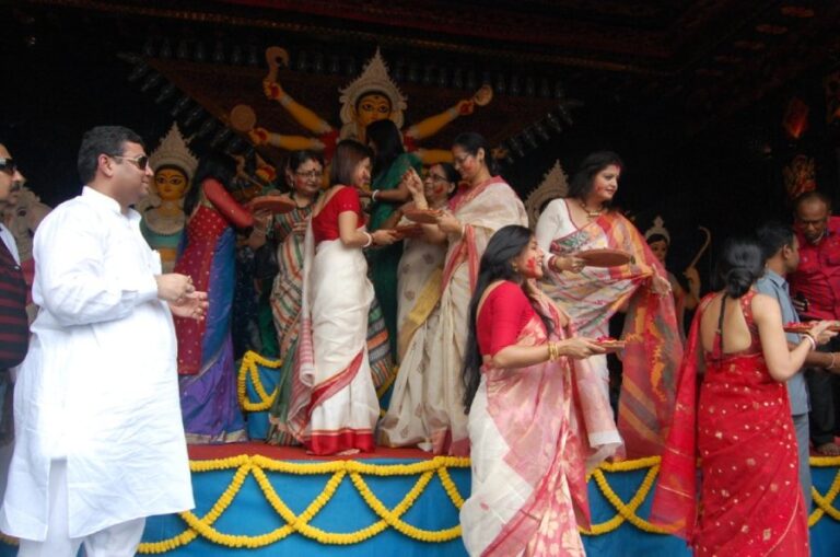 Sundeep Bhutoria with First Lady Padmini Narayanan, June Maliah, Rituparna, Gargi Roy Chowdhury, Pallavi Chatterjee, Rachita Chohan, Agnimitra Paul, Usha Utthup, Pramita Mallick, Rita Bhimani