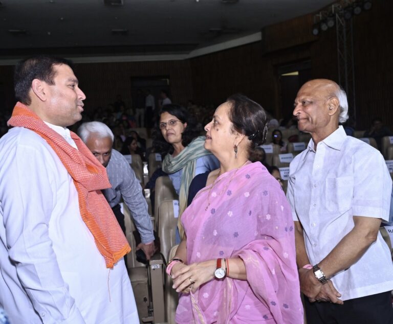 Sundeep Bhutoria interacting with Rajasthan Forum members - Manjari Kiran Mahajani, Prerana Shrimali and Tilak Gitai at the Rajasthan Diwas celebration