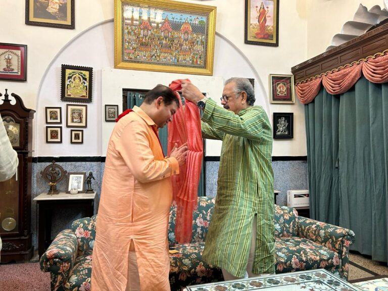 Sundeep Bhutoria felicitated by Erstwhile Royal Family of Ayodhya Rajasaheb Bimlendra Mohan Pratap Mishra at Rajsadan