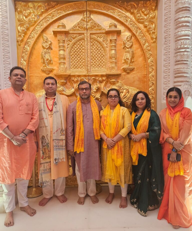 Sundeep Bhutoria with (L-R) Erstwhile Royal Family of Ayodhya Prince Yatindra Mishra, Anant Vijay, Meenakshi, Vandana Singh and Apra Kuchhal at the gate made with gold