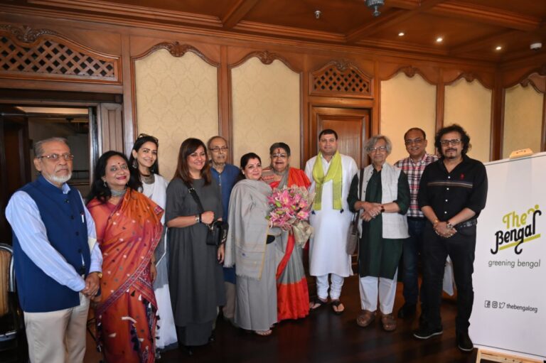 Sundeep Bhutoria along with the Bengal team members (L-R) Md Mansoor Alam, Nayantara Palchoudhuri, Esha Dutta, Nilanjanaa Senguptaa, Shirshendu Mukhopadhyay, Priti Patel, Usha Uthup, Jogen Chowdhury, Arindam Sil and Bickram Ghosh