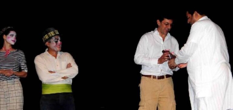 Sundeep Bhutoria, chief guest, felicitating actor Rajat Kapoor in the presence of Kalki Koechlin and Pooja Swaroop, at the Birla Sabhaghar in Kolkata where Rajat's play `Hamlet the Clown Prince' was staged