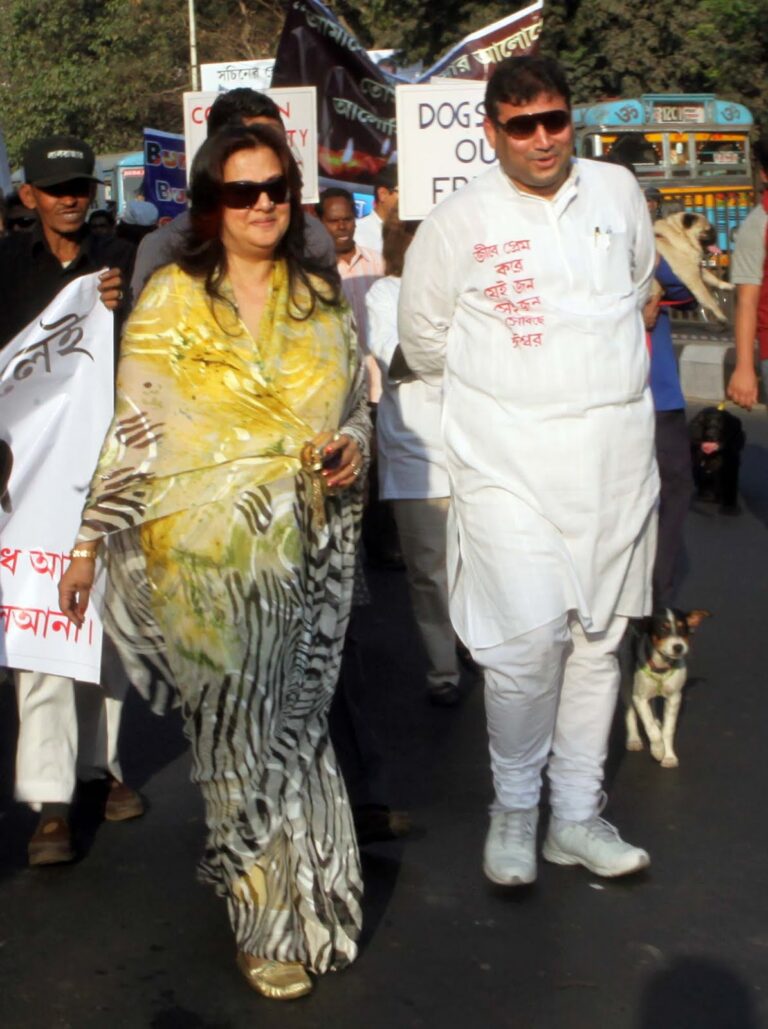 Sundeep Bhutoria with actress Moon Moon Sen at the A Walk with Dogs event of Project Karuna in Kolkata