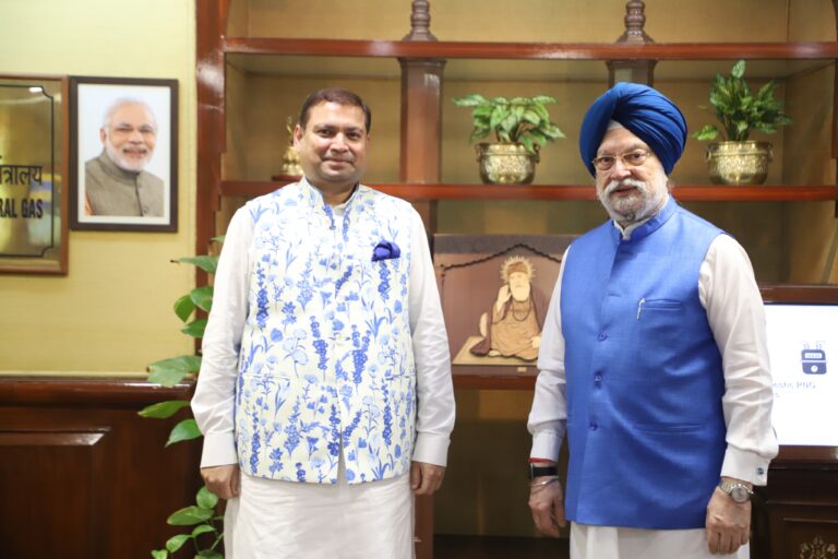 Sundeep Bhutoria with Hardeep Singh Puri, Hon’ble Minister for Petroleum and Natural Gas, Government of India in New Delhi