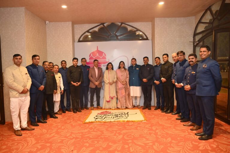 Sundeep Bhutoria, Kavita Seth, Vinnie Kakkar and Saurabh Kakkar with the team of Jai Mahal Palace