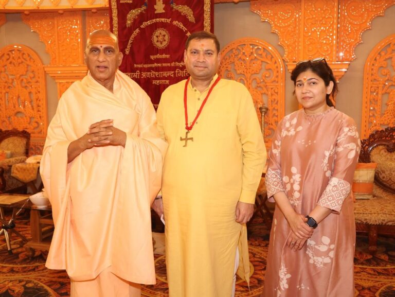 Sundeep Bhutoria and Manjari Bhutoria with Swami Avdheshanand Giri - Acharya Mahamandleshwar Juna Akhara