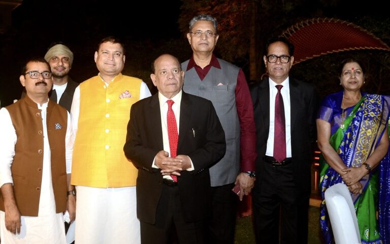Sundeep Bhutoria with Surendra Sharma, Nilotpal Mrinal, Sampat Saral, Col VP Singh, Dinesh Bawra and Sita Sagar at the residence