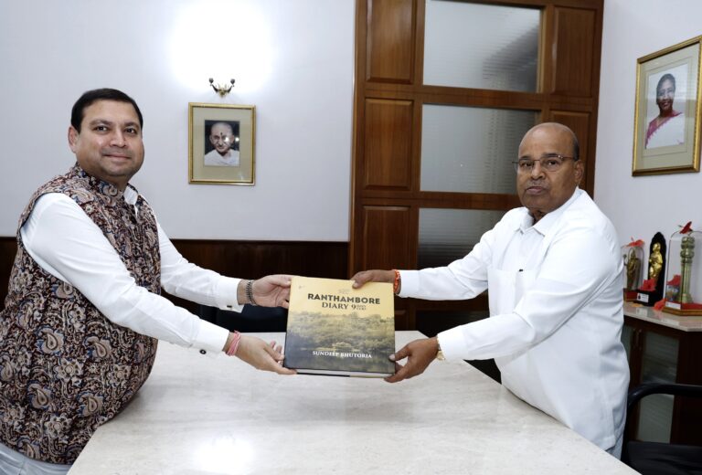 Sundeep Bhutoria with the Hon’ble Governor of Karnataka Thawar Chand Gehlot, at Raj Bhavan where he presented his new book