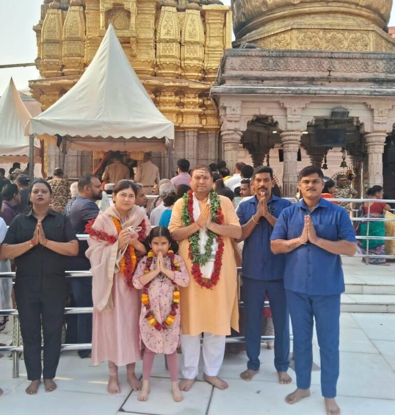 Sundeep Bhutoria with his wife Manjari Bhutoria and daughter Aavya M Bhutoria along with his staff in Varanasi
