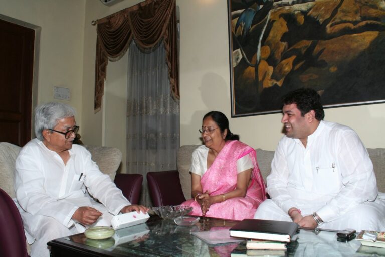 Sundeep Bhutoria at his residence with Biman Bose and Dr Prabha Khaitan