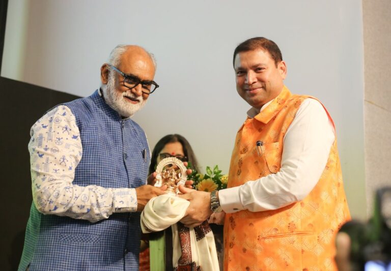 Sundeep Bhutoria felicitated by Dr Sachchidanand Joshi at the exclusive conversation on “A ZigZag Mind” a book by Dr. Sonal Mansingh, Padma Vibhushan recipient, at the Indira Gandhi National Centre for the Arts, New Delhi