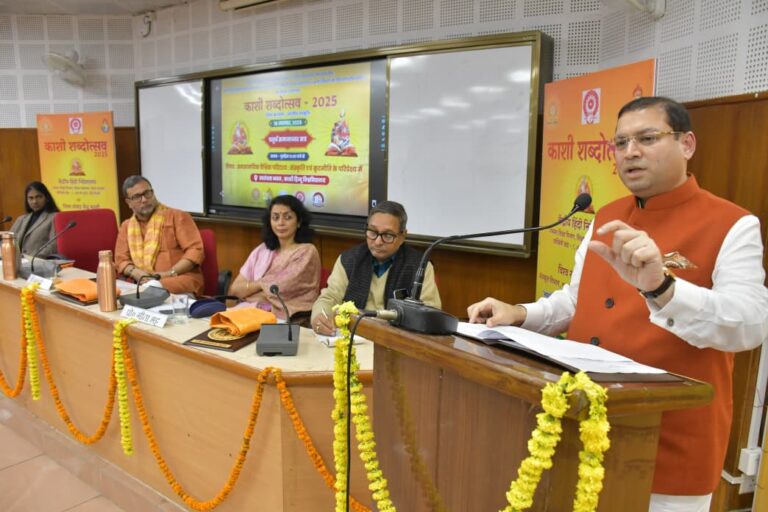 Sundeep Bhutoria speaking at the Kashi Shabdotsav in Varanasi