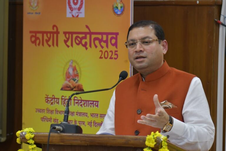 Sundeep Bhutoria speaking at the Kashi Shabdotsav in Varanasi